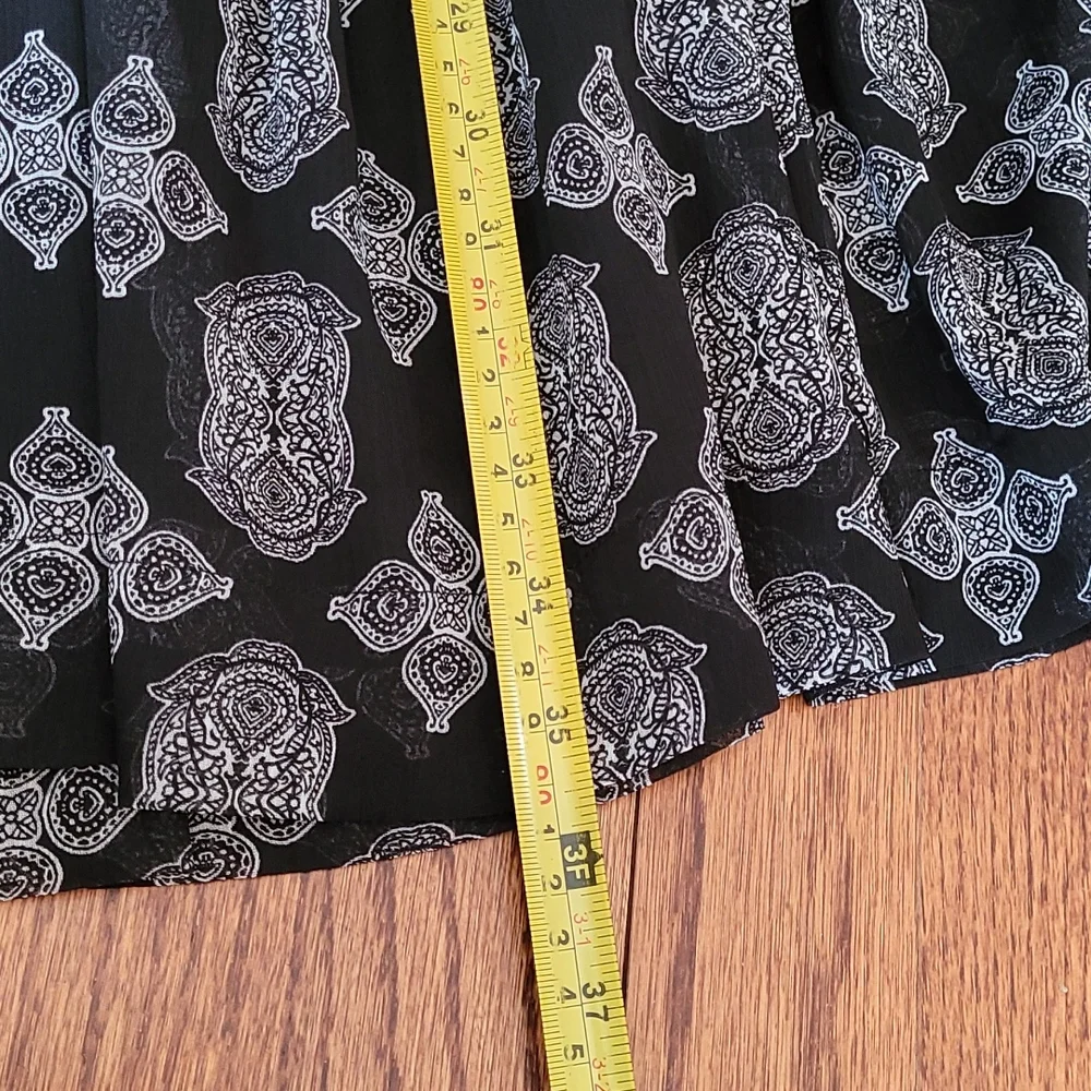 Rose and Olive Tiered Hemline Vee Neckline Graphic Print Dress - Size Medium - Picture 12 of 14